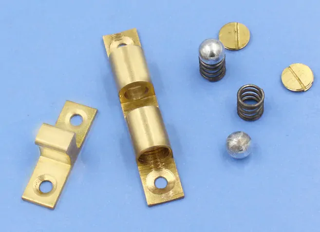 Dvojitá mosazná kuličková západka 60mm 1ks