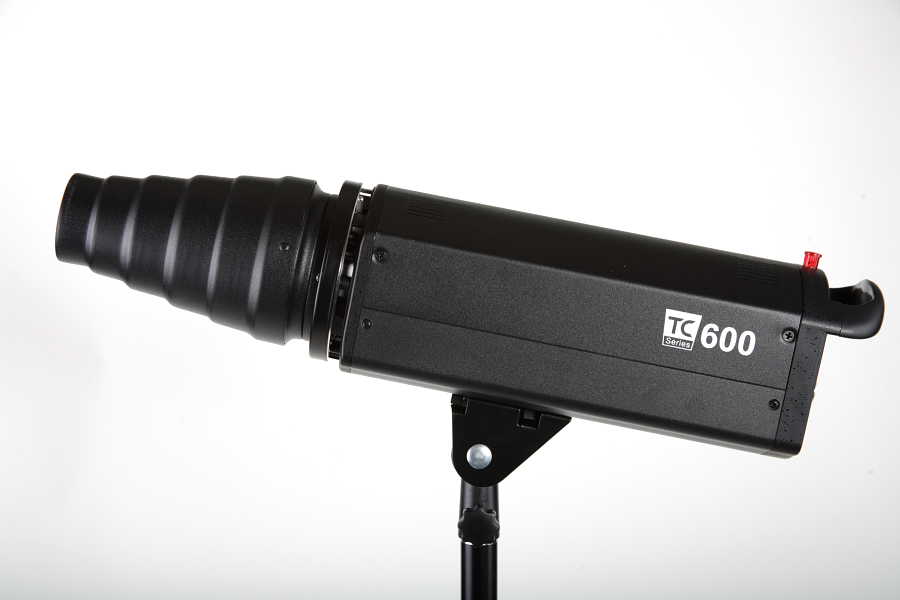 Komínček s farebnými filtrami a voštinou s bajonetom Bowens