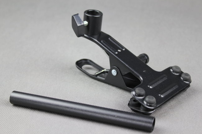 Svorka na upevnenie rôzneho príslušenstva