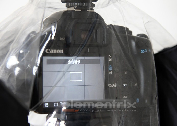 Pláštenka pre zrkadlovky s možnosťou použitia systémového blesku