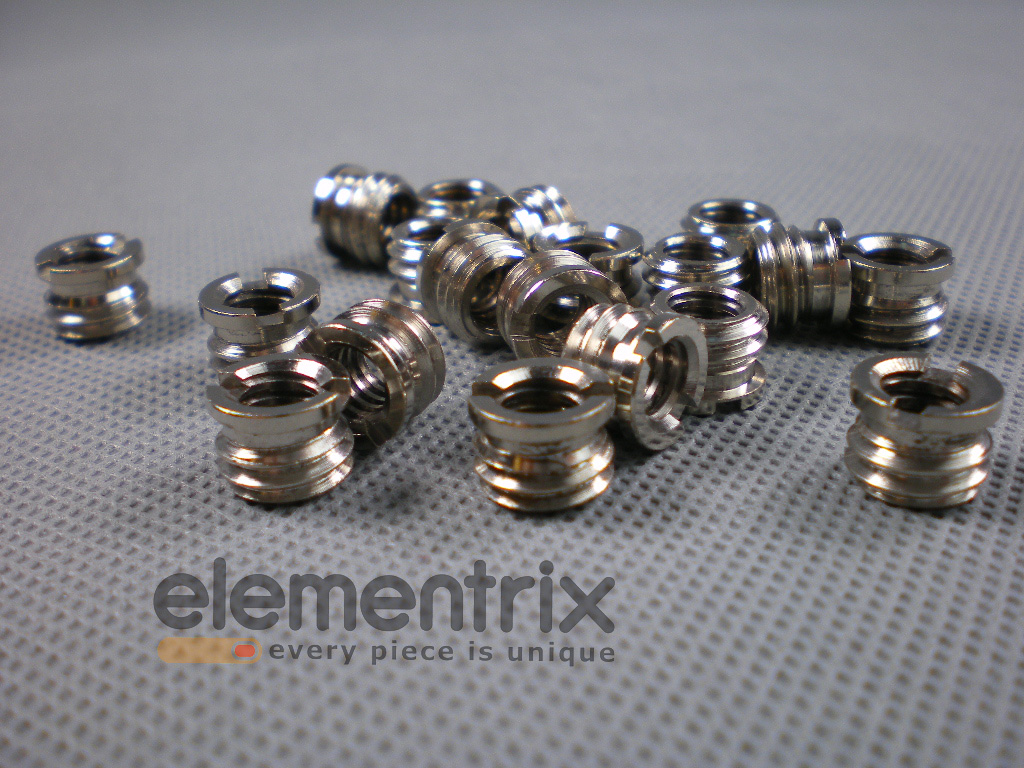 Kovová foto redukcia ( "červík") zo závitu 1/4 "na 3/8" s prírubou