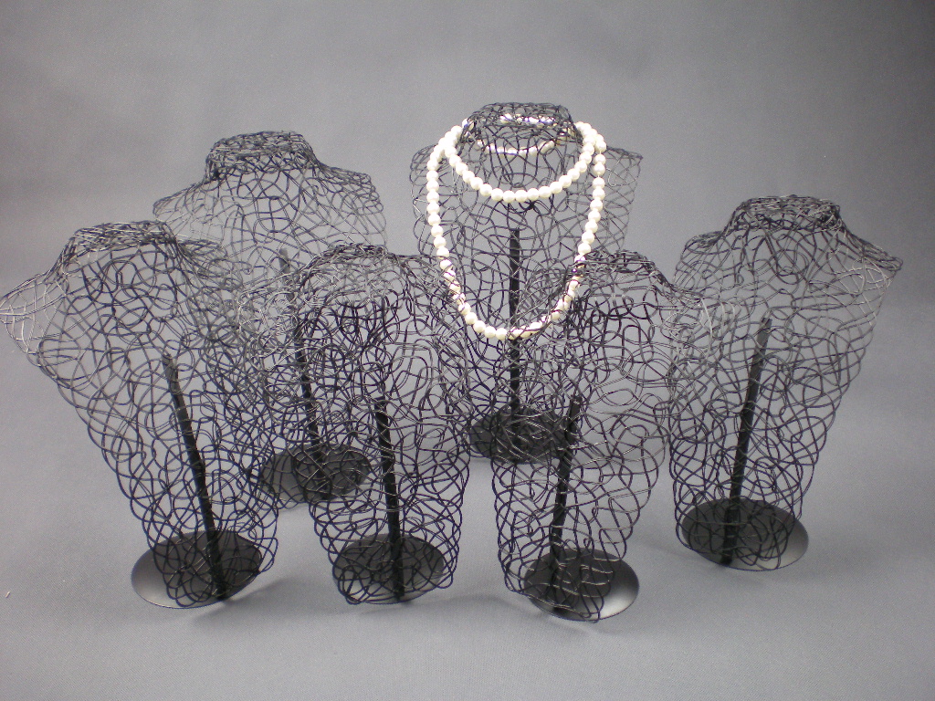 Dekolt na šperky kovový 30cm čierny M