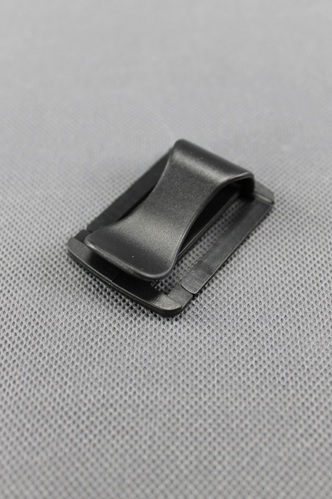 Klipsa na uchytenie krytky na popruh ELEMENTRIX