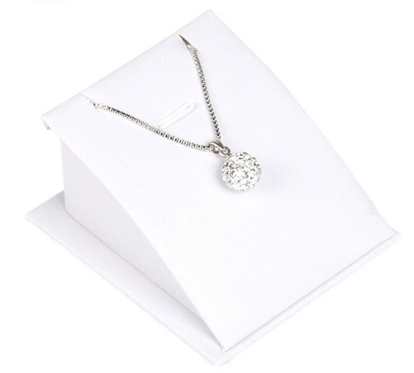 Stojánek na prstýnky, naušnice bílá kůže