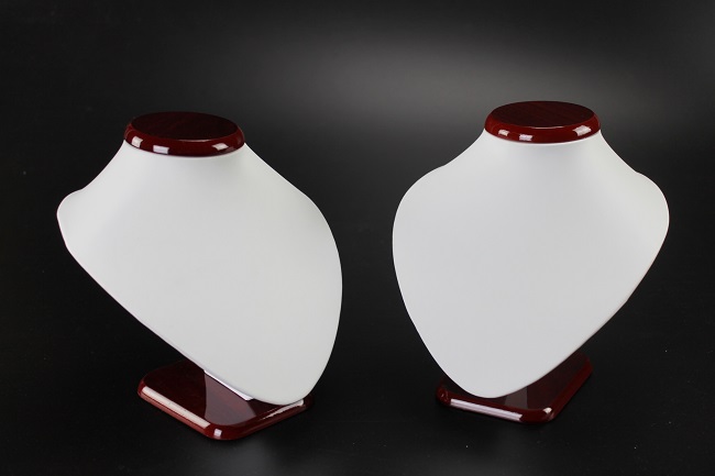 Dekolt na šperky výška 20cm biely slonovinová