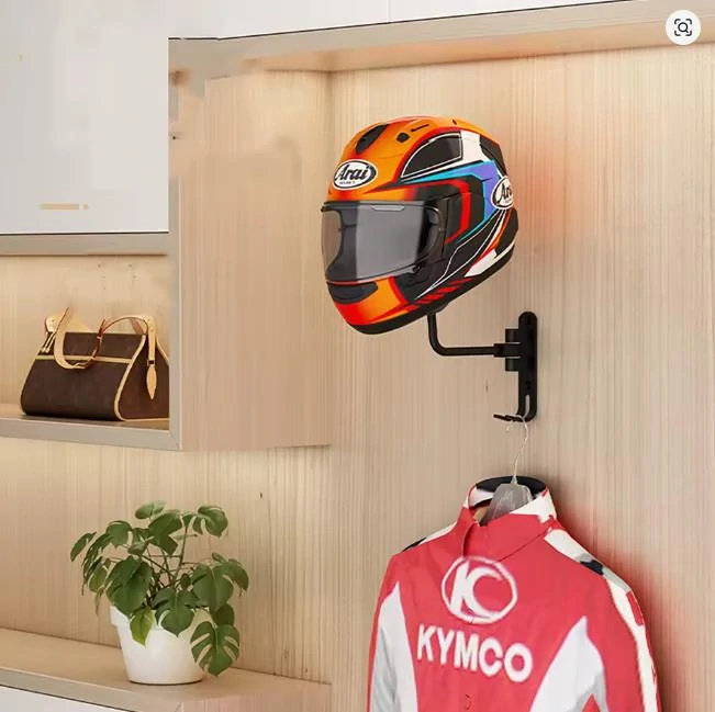 Vešiak na helmu – otočný držiak na stenu