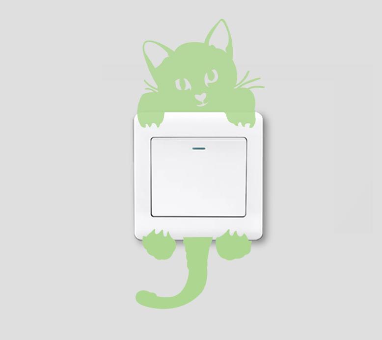 Svietiaca nástenná samolepka „Mačička pri vypínači“