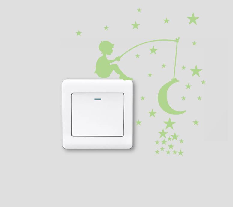 Svietiaca samolepka na stenu – Chlapec s mesiacom a hviezdami