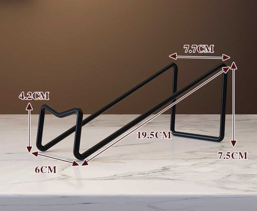 Kovový stojan na víno (1 ks, farba čierna)