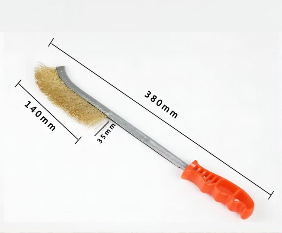 Drôtená kefa s dlhou rukoväťou – pomedené štetiny