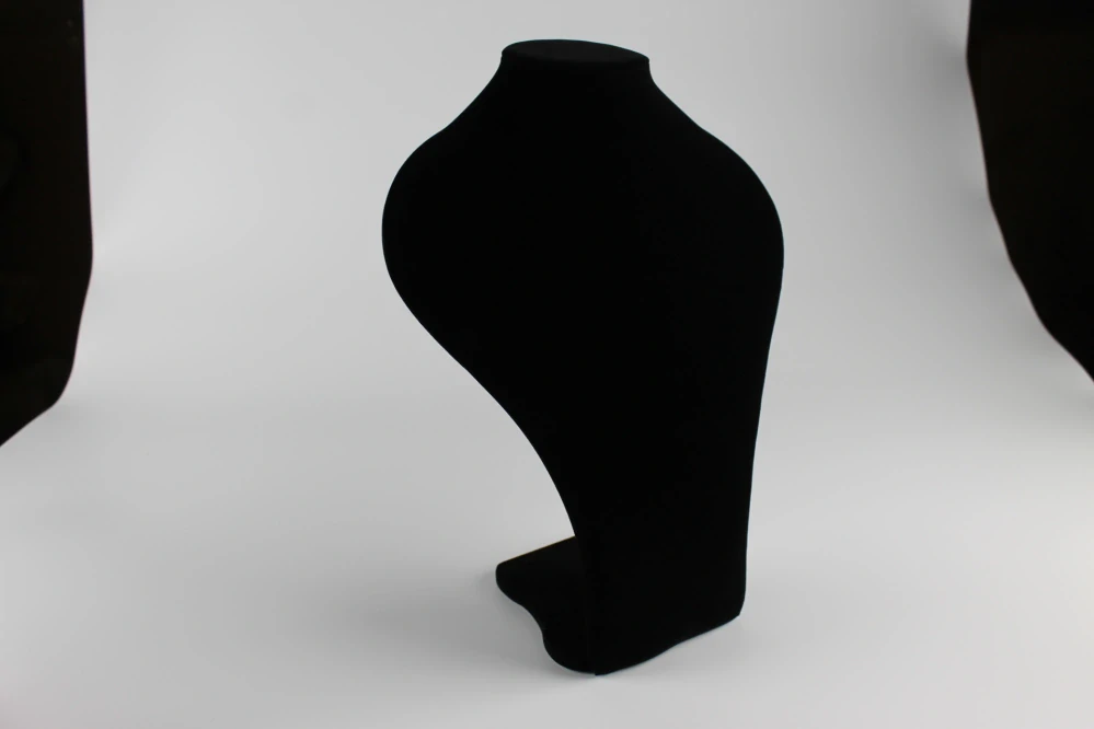 Dekolt na šperky výška 41cm čierny