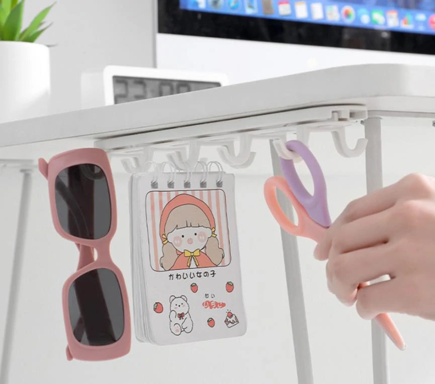 Závesný výsuvný organizér s háčikmi