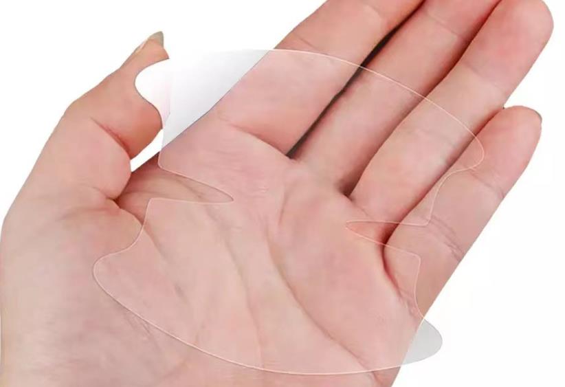 Ochranné samolepky pod kľučky dverí – priehľadný dizajn (4 ks)