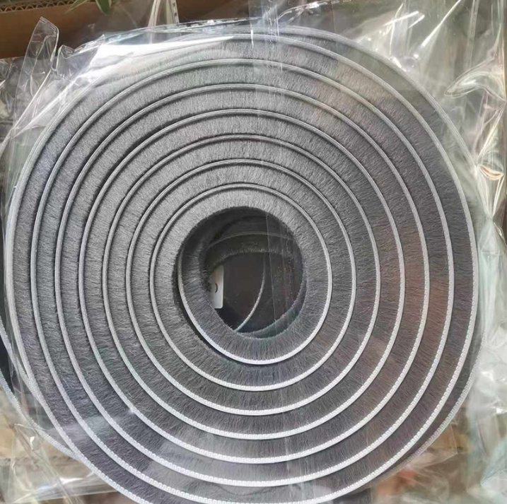 Kefové tesnenie samolepiace 5m x 7 x 12 mm šedé