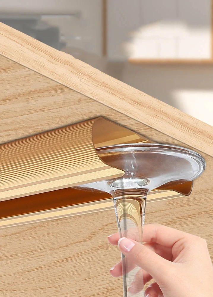 Držiak pohárov pod kuchynskú linku strieborný matný