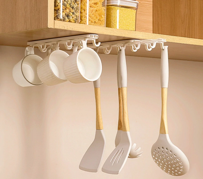 Závesný výsuvný organizér s háčikmi