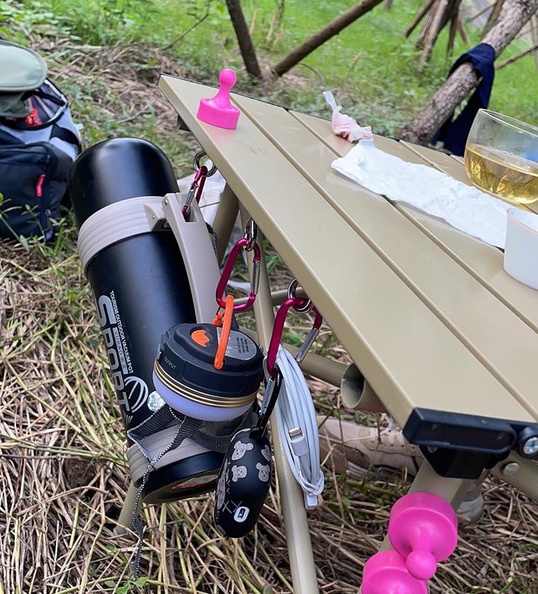 Magnetický univerzálny háčik s karabínou – čierny (1 ks)