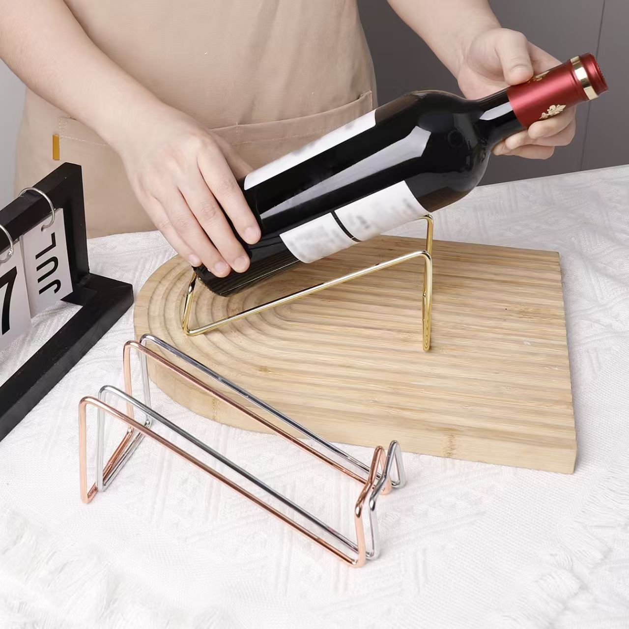 Kovový stojan na víno (1 ks, farba medená)