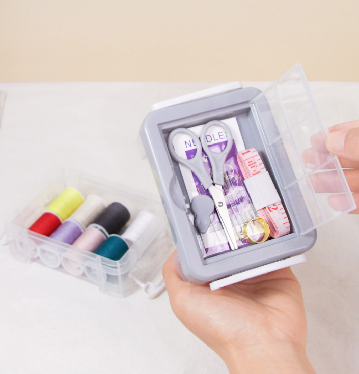 Šijací set v plastovom boxe 3 poschodový sivý