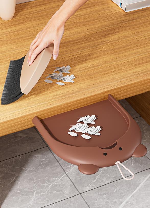 Stolová metlička s lopatkou – roztomilý dizajn medvedíka