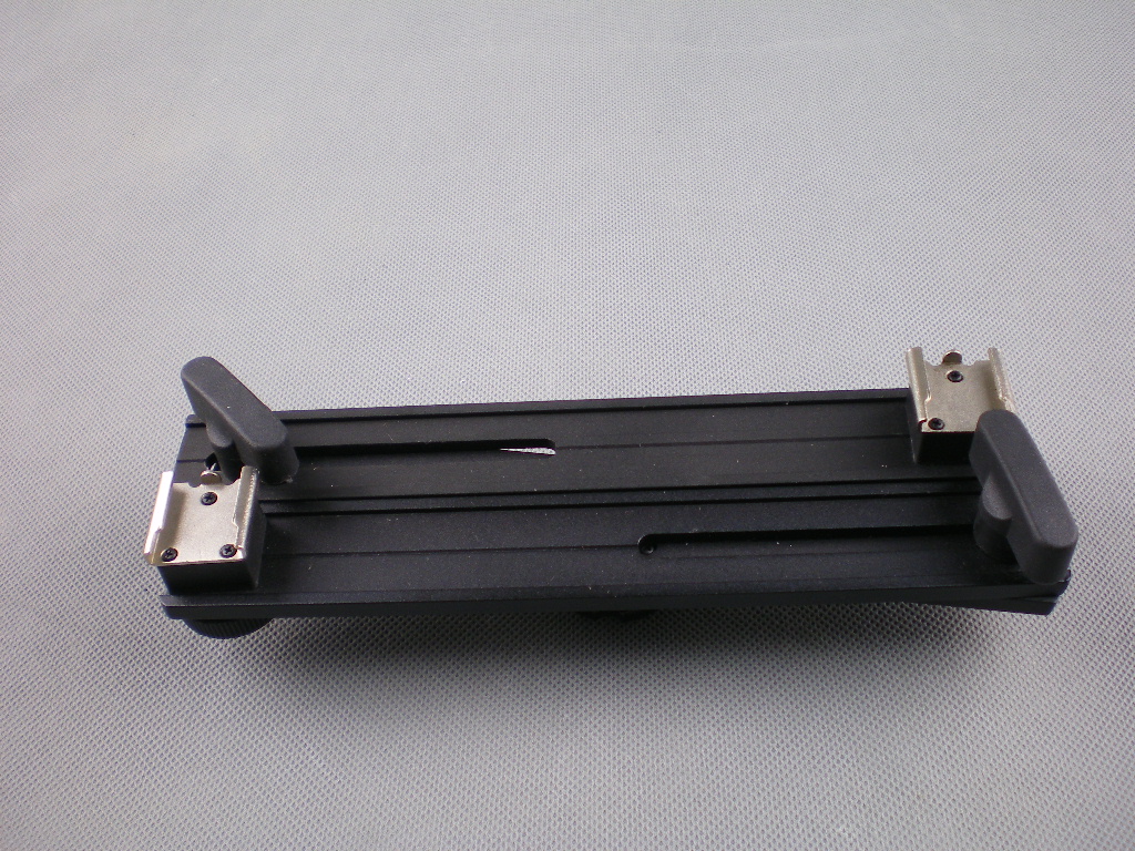 Držiak na 2 blesky, ľad svetla a iné príslušenstvo B60