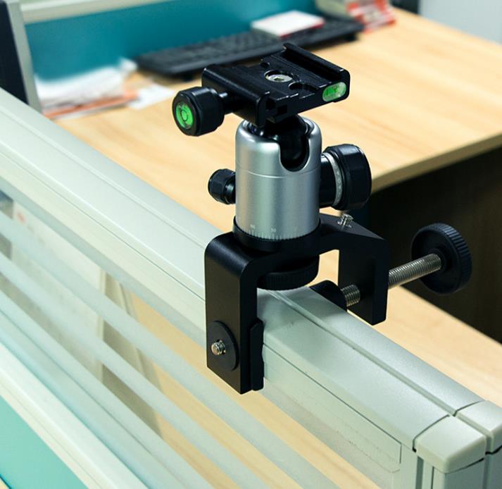 Stolní svěrka se šrouby a závity 1/4" větší