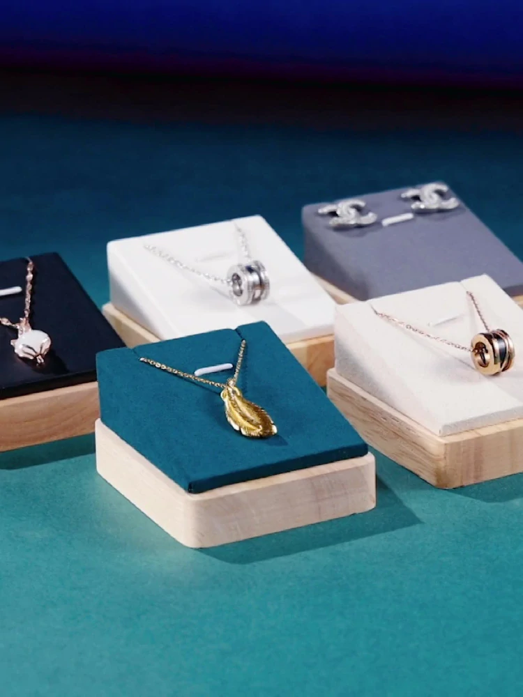 Dekolt, stojanček, stojan na šperky štvorec biely