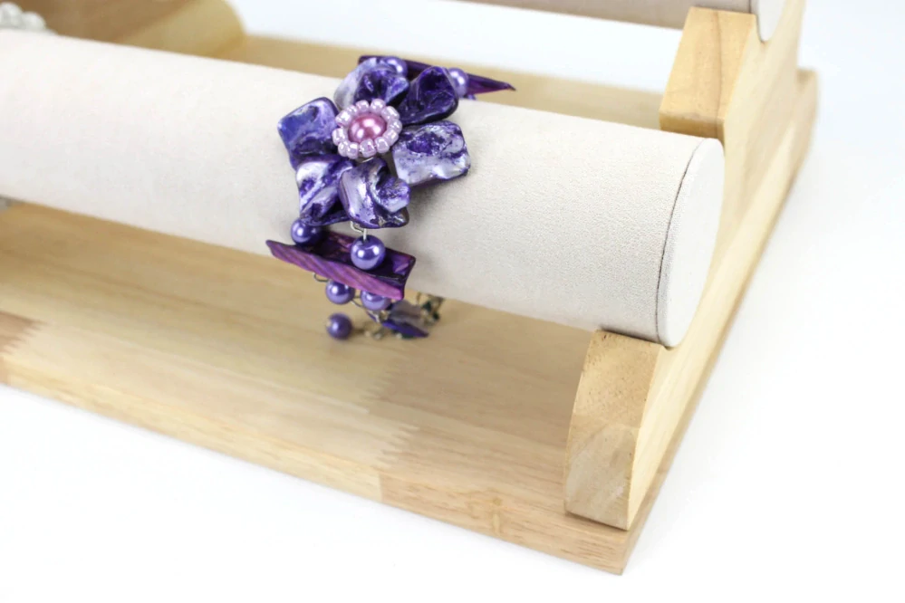 Stojanček, dekolt na náramky 3 poschodia biely textilia