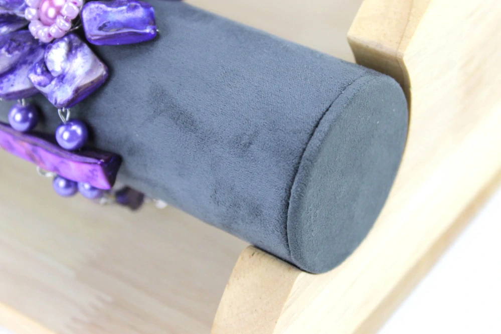 Stojanček, dekolt na náramky 3 poschodia šedá textilia