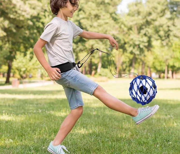 Futbalový trenažér s pásom na telo a elastickým lanom (modrý)