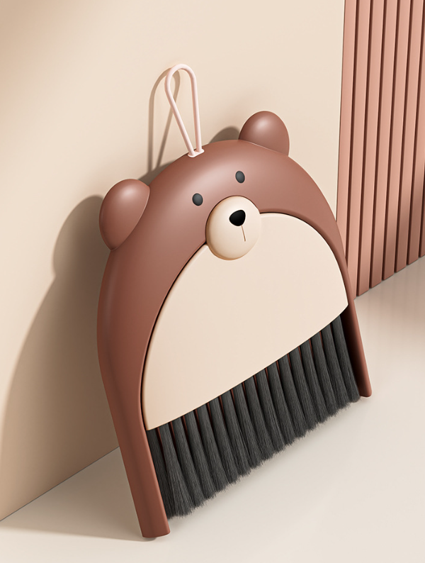 Stolová metlička s lopatkou – roztomilý dizajn medvedíka