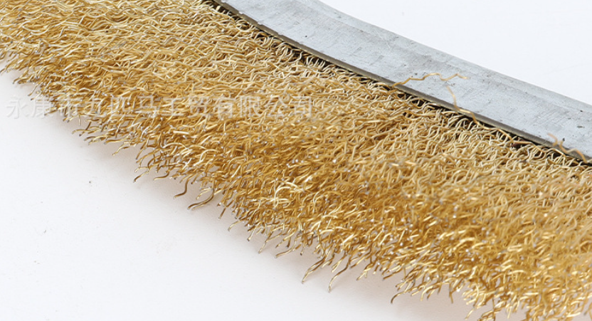 Drôtená kefa s rukoväťou – 100g pomedené štetiny