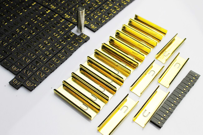 3D cenovky zlaté na šaty EUR s magnetom