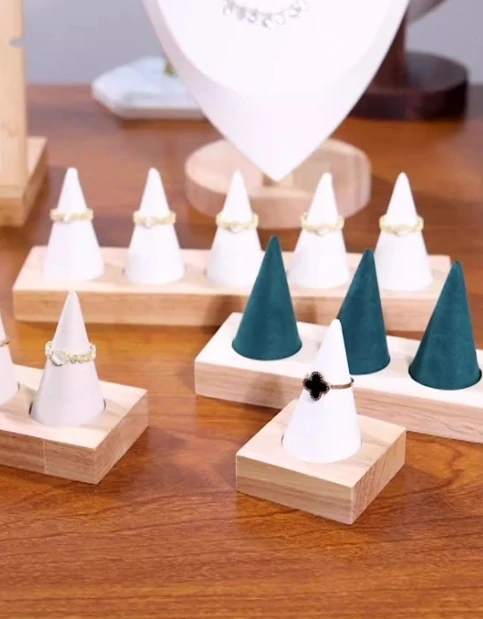 Stojanček, dekolt aranžovací zamatový prst 3x zeliený