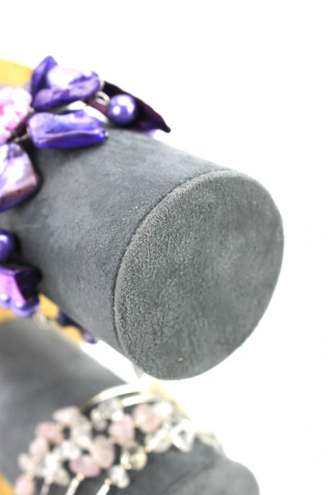 Stojanček, dekolt na náramky 3 rady šedá