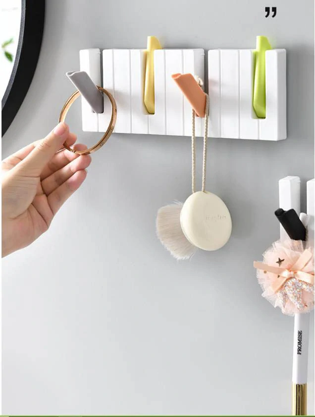 Držiak so štyrmi háčikmi, piano vešiak čierno biely