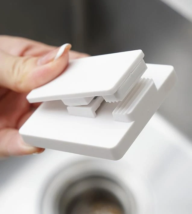 Samolepiaci nástenný držiak na tuby - čierny