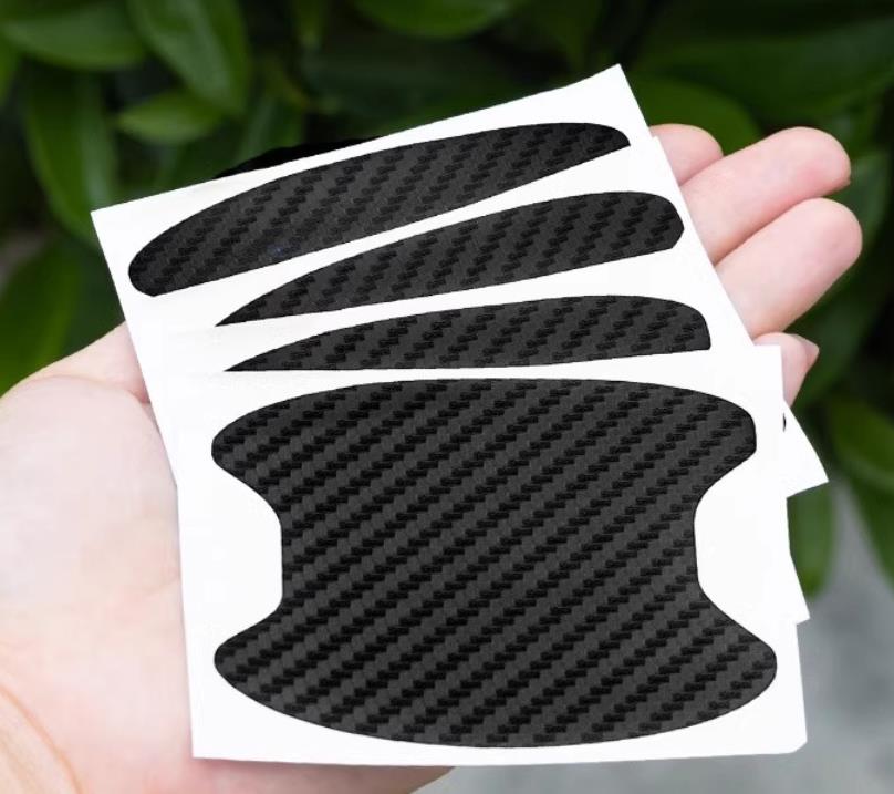 Ochranné samolepky pod kľučky dverí – karbónový design (4 ks)