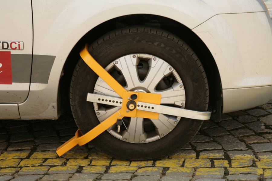 Zámok na koleso automobilu