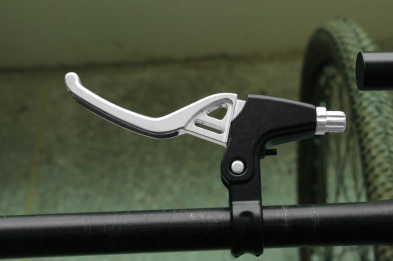 Brzdové páky na bicykel (1 pár, farba strieborná)