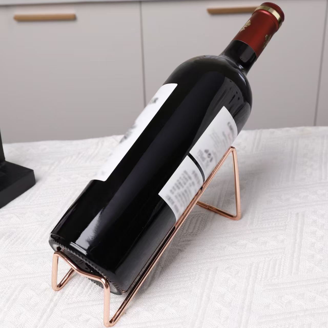 Kovový stojan na víno (1 ks, farba medená)