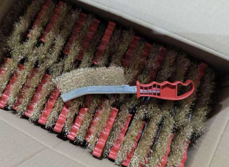 Drôtená kefa s rukoväťou – 100g pomedené štetiny
