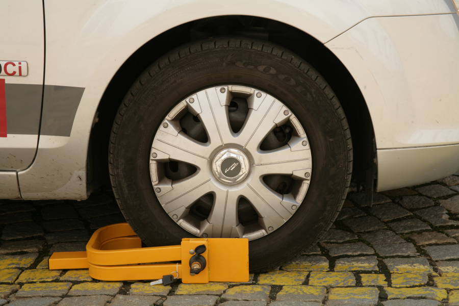 Zámok na koleso automobilu